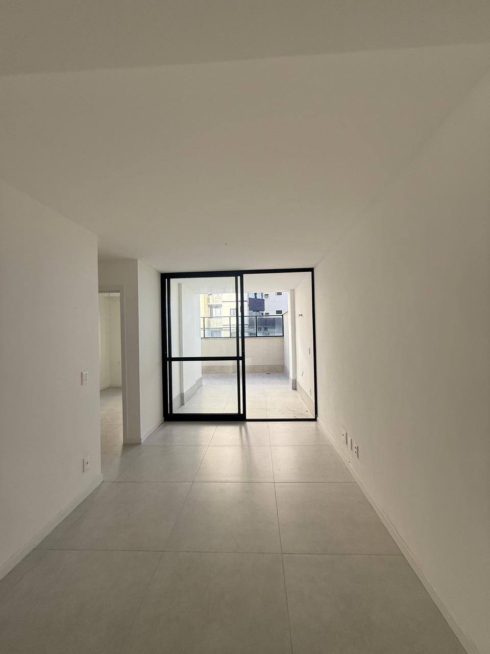 Sala ampla integrada ao terraço